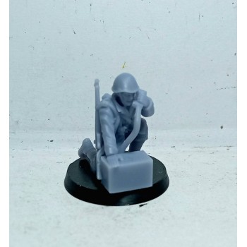 28 mm Greek Soldier with Radio Operator WW2 unpainted